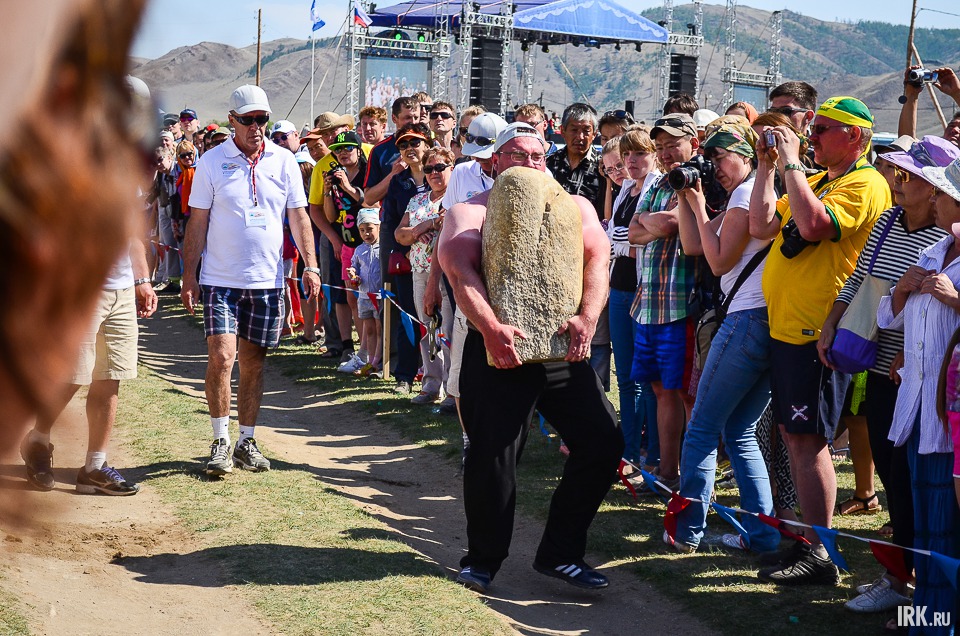 Самые сильные приняли участие в соревнованиях по перетаскиванию камня весом 125 килограммов.