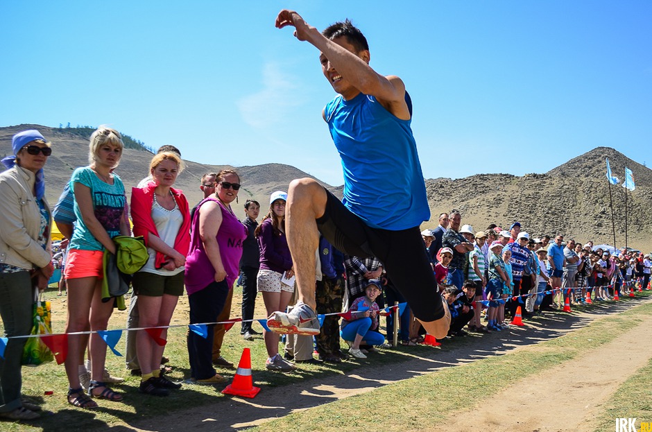 Самые ловкие соревновались в прыжках.