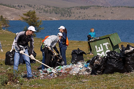 Уборка мусора на Байкале. Фото Владимира Смирнова.
