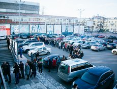Пришедшие на концерт выстроились в длинную очередь.