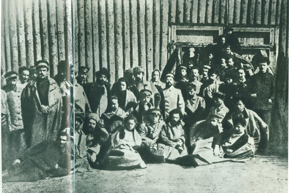 Общее собрание политзаключенных Александровского централа, Феликс Дзержинский в центре с красным с флагом. Май 1902 года. Фото humus.livejournal.com с сайта irkipedia.ru