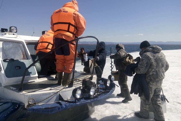 В Бурятии 34 рыбака унесло на льдине в Байкал 25 апреля 18:01