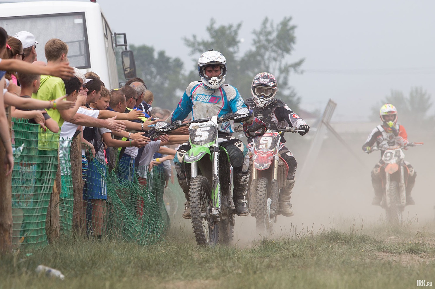 Специально на время проведения заездов гоночная трасса была огорожена от зрителей.