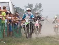 Специально на время проведения заездов гоночная трасса была огорожена от зрителей.