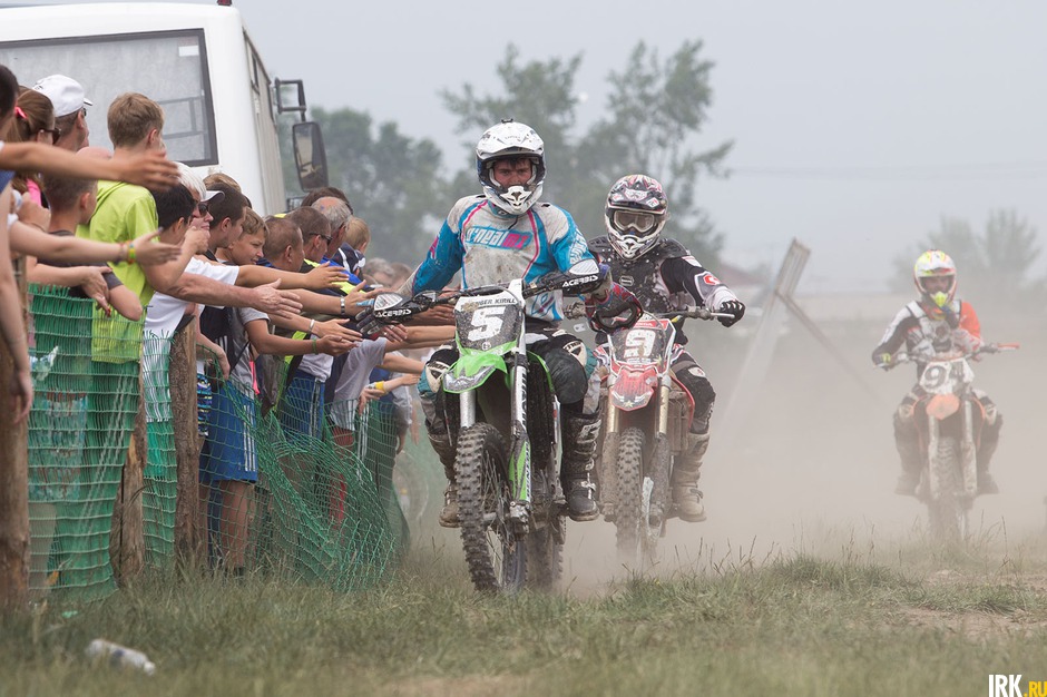 Специально на время проведения заездов гоночная трасса была огорожена от зрителей.