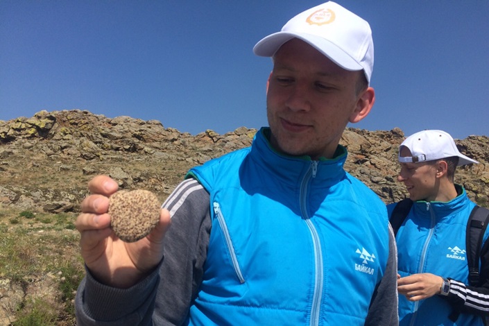 Камешек с гранатом в виде сердечка. Участники — романтики