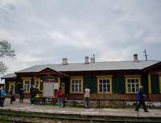 Дальше поезд следует до станции Маритуй. Здесь сохранилось уникальное здание вокзала начала 20 века.