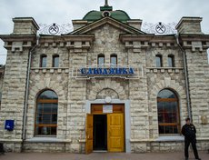 Первая остановка экспресса — в Слюдянке. Здесь можно полюбоваться на уникальное здание вокзала, полностью построенное из мрамора.