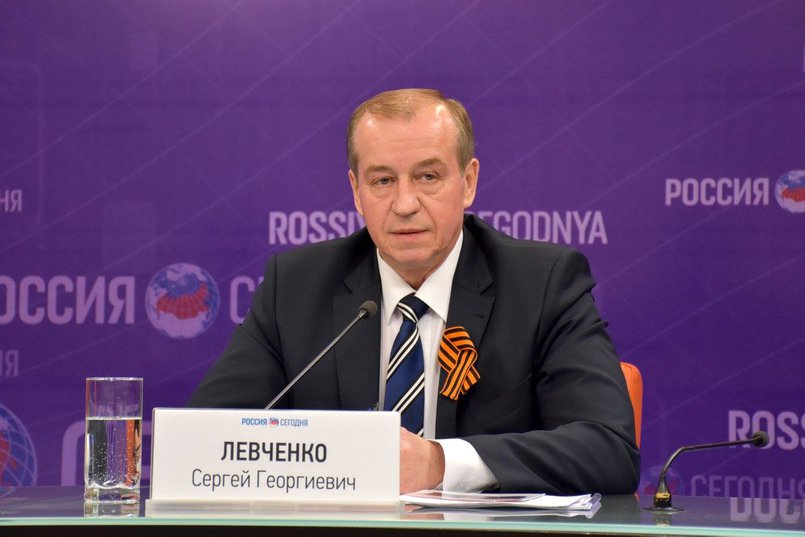 Сергей Левченко на пресс-конференции. Фото со страницы губернатора в Facebook