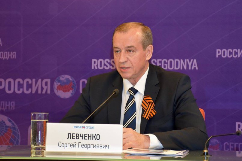Сергей Левченко на пресс-конференции. Фото со страницы губернатора в Facebook
