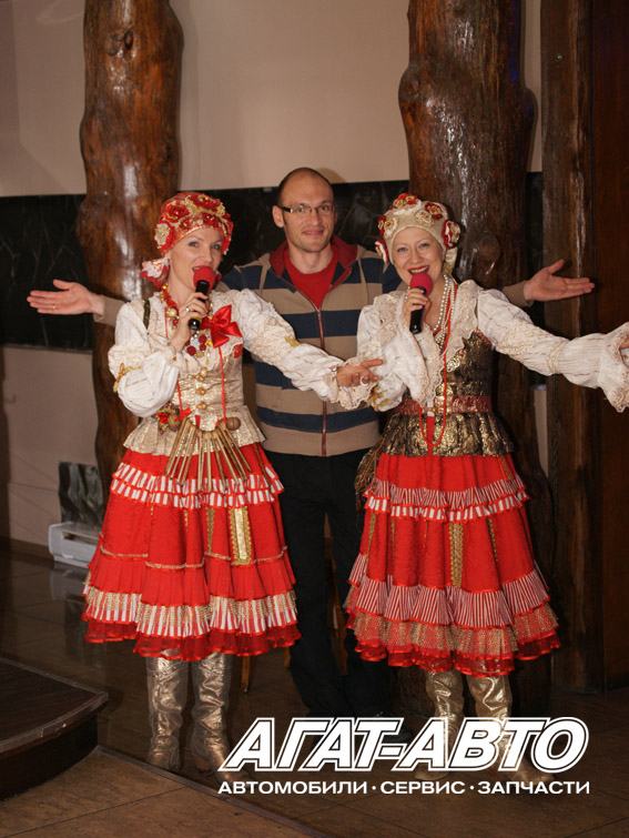 На входе гостей мероприятия встречал ансамбль «Красная горка»