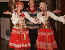 На входе гостей мероприятия встречал ансамбль «Красная горка»