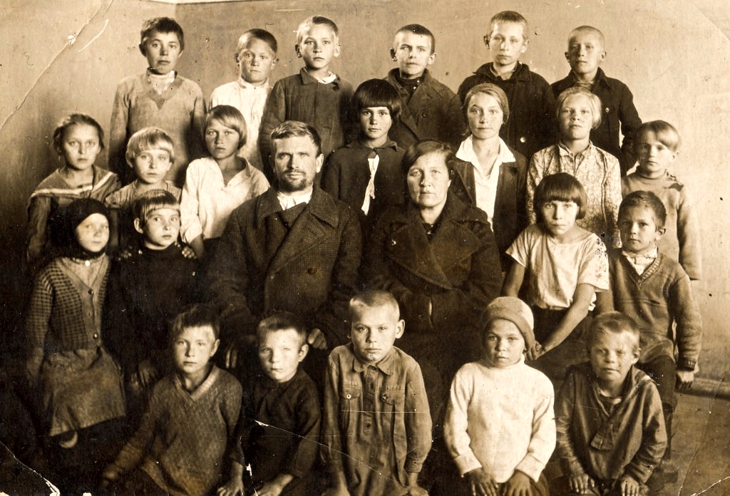 Довоенное фото, 1937 год. В нижнем ряду слева Сенины Люда и Роза. Учителя — их родители: Михаил Родионович и Елена Владимировна