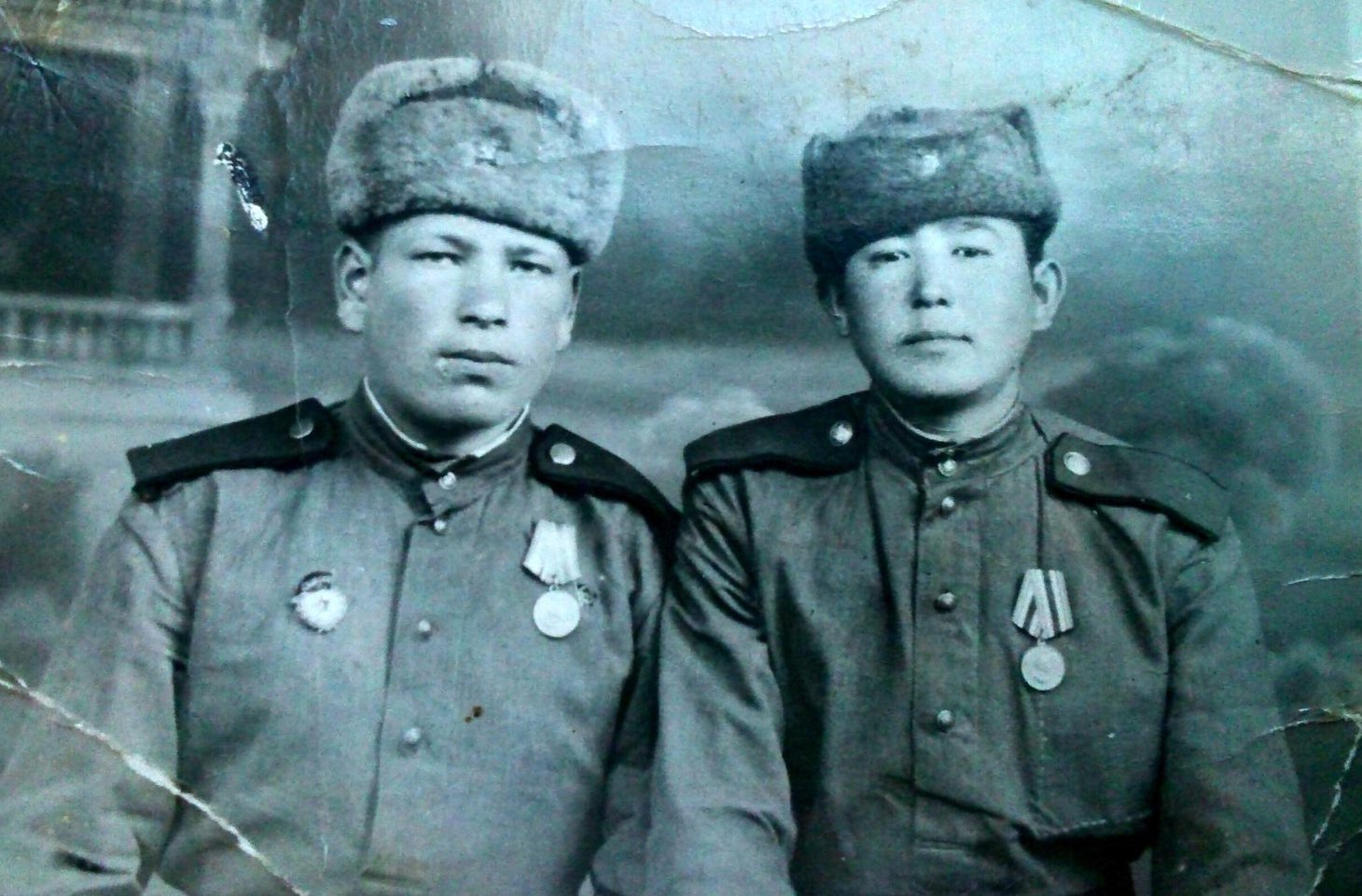 Виктор Сенин (слева) с сослуживцем