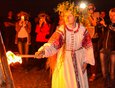 Купалиш передает ей добытый от искры огонь, и Купалинка зажигает праздничное кострище.