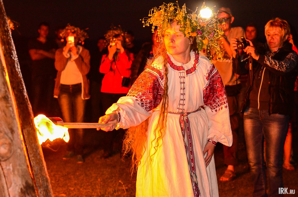 Купалиш передает ей добытый от искры огонь, и Купалинка зажигает праздничное кострище.