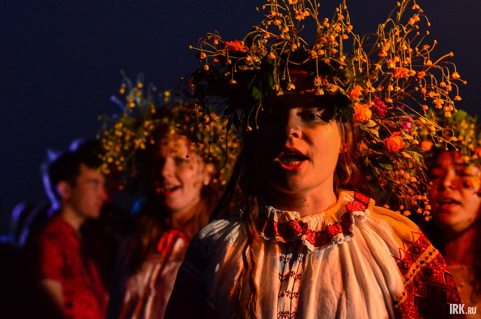 На клич Купалиша от реки под песню выходит Купалинка.