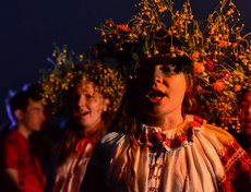 На клич Купалиша от реки под песню выходит Купалинка.