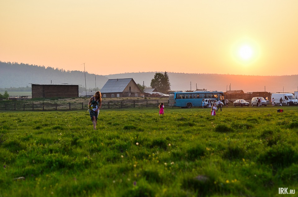 В ночь с 20 на 21 июня около деревни белорусских переселенцев Ахины праздновали Купальскую ночь. Мероприятие организовал иркутский молодежный клуб «Крывiчы».