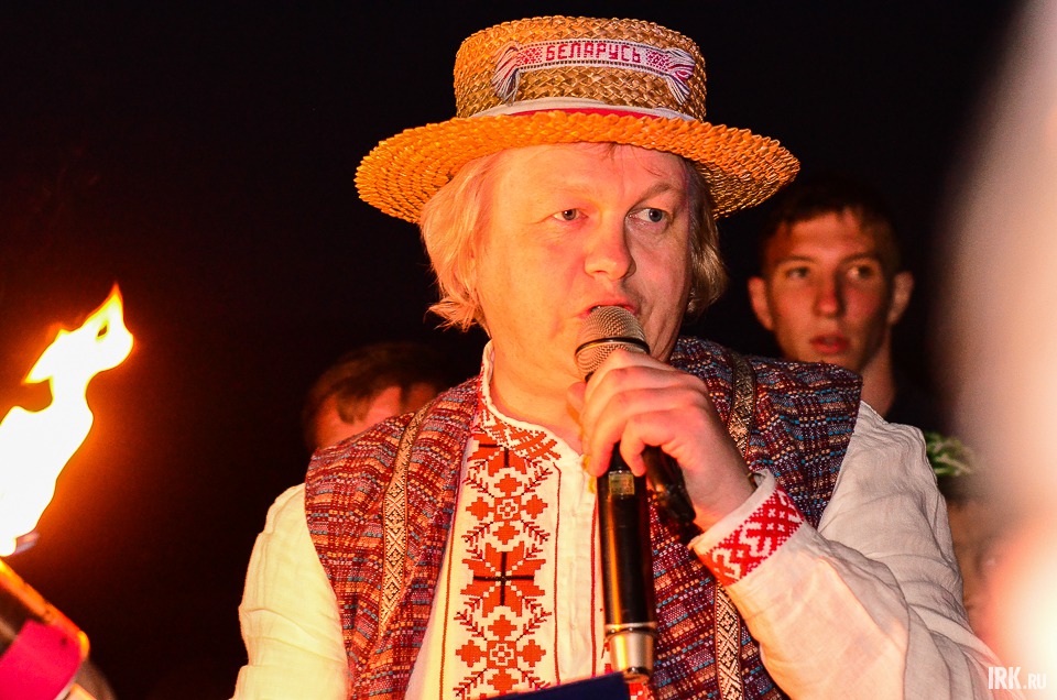 Княз Купалиш собирает дружину и зажигает от искры «паходню» (факел).