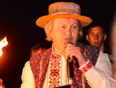 Княз Купалиш собирает дружину и зажигает от искры «паходню» (факел).