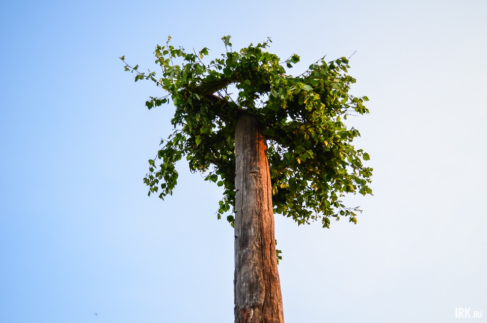 Высокий шест с установленным на нём колесом — центр всего праздника.