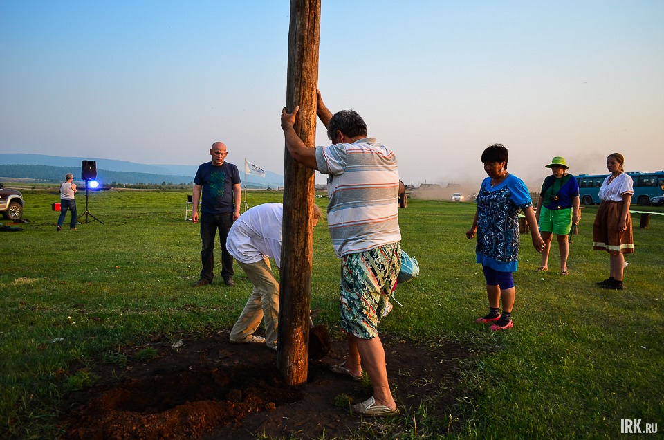 Главная особенность купальской ночи — очищающие костры. Шест является основой такого костра.