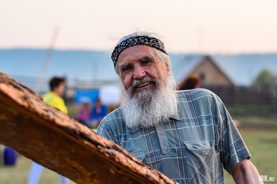 Костёр должен быть большим, дрова для него подбираются соответствующие.