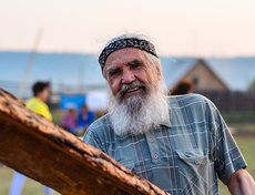 Костёр должен быть большим, дрова для него подбираются соответствующие.