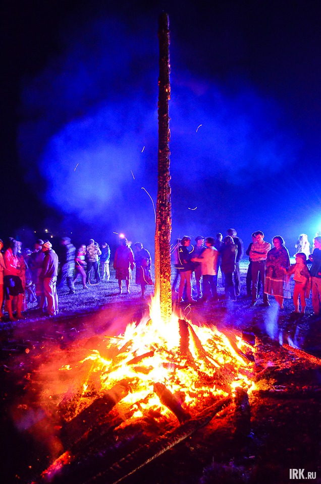 Постепенно все доски в костре опали, остался один лишь столб. Когда и он упадёт, начнутся прыжки через костёр.