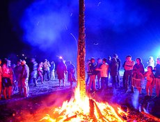 Постепенно все доски в костре опали, остался один лишь столб. Когда и он упадёт, начнутся прыжки через костёр.