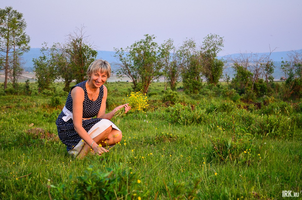 Пока мужчины занимались костром, женщины собирали полевые цветы, чтобы сплести себе венки.