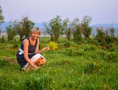 Пока мужчины занимались костром, женщины собирали полевые цветы, чтобы сплести себе венки.