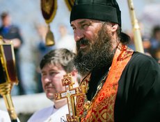 Участников поприветствовали настоятель Хапрлампиевского храма Отец Евгений.
