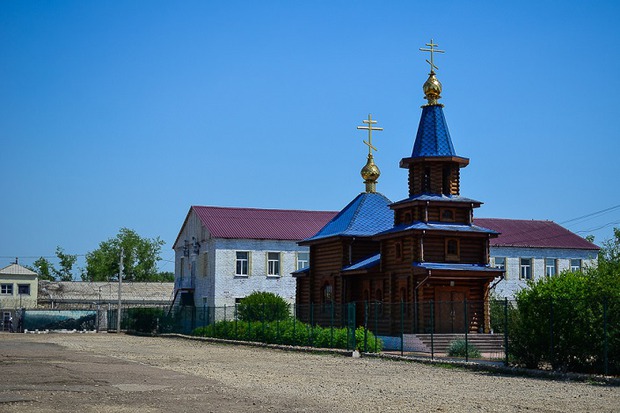 Рядом находится церковь