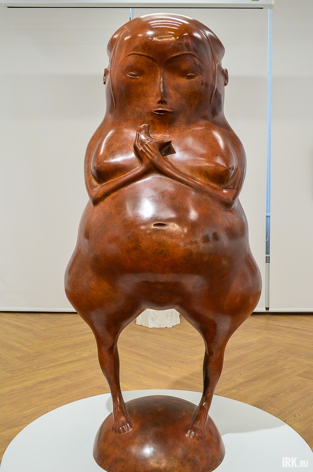 Даши Намдаков «Мадонна с птичкой» (бронза, 2011 год).
