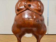 Даши Намдаков «Мадонна с птичкой» (бронза, 2011 год).