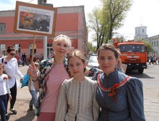 Наталья Попова пишет: «Мой дед, Приходько Евгений Васильевич, ушел на войну рядовым, вернулся офицером, демобилизован в 1946-м после победы над японцами. Бабушка Мария Федоровна трудилась на победу в тылу. Помню, горжусь!»