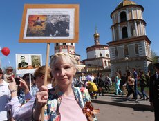 Наталья Попова пишет: «Мой дед, Приходько Евгений Васильевич, ушел на войну рядовым, вернулся офицером, демобилизован в 1946-м после победы над японцами. Бабушка Мария Федоровна трудилась на победу в тылу. Помню, горжусь!»