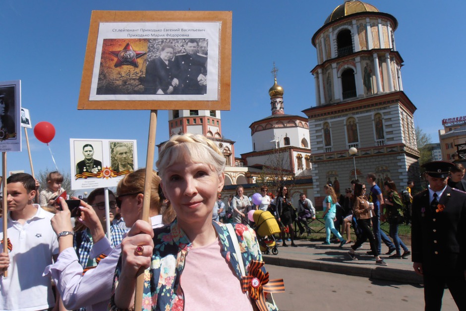 Наталья Попова пишет: «Мой дед, Приходько Евгений Васильевич, ушел на войну рядовым, вернулся офицером, демобилизован в 1946-м после победы над японцами. Бабушка Мария Федоровна трудилась на победу в тылу. Помню, горжусь!»