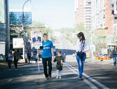 Собираться иркутяне начали задолго до старта Бессмертного полка. Уже около 8 утра в центре Иркутска повсюду были люди с табличками. Стартовало шествие в 10 часов.