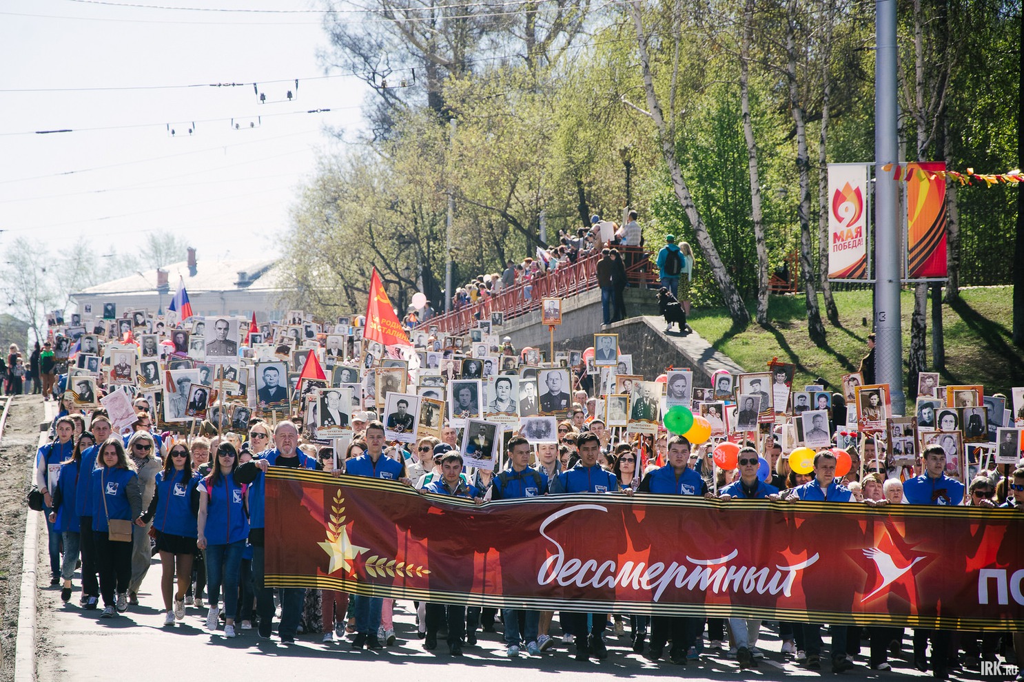 Колонна прошла от танка «Иркутский комсомолец» через Московские ворота до сквера Кирова.