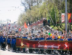 Колонна прошла от танка «Иркутский комсомолец» через Московские ворота до сквера Кирова.