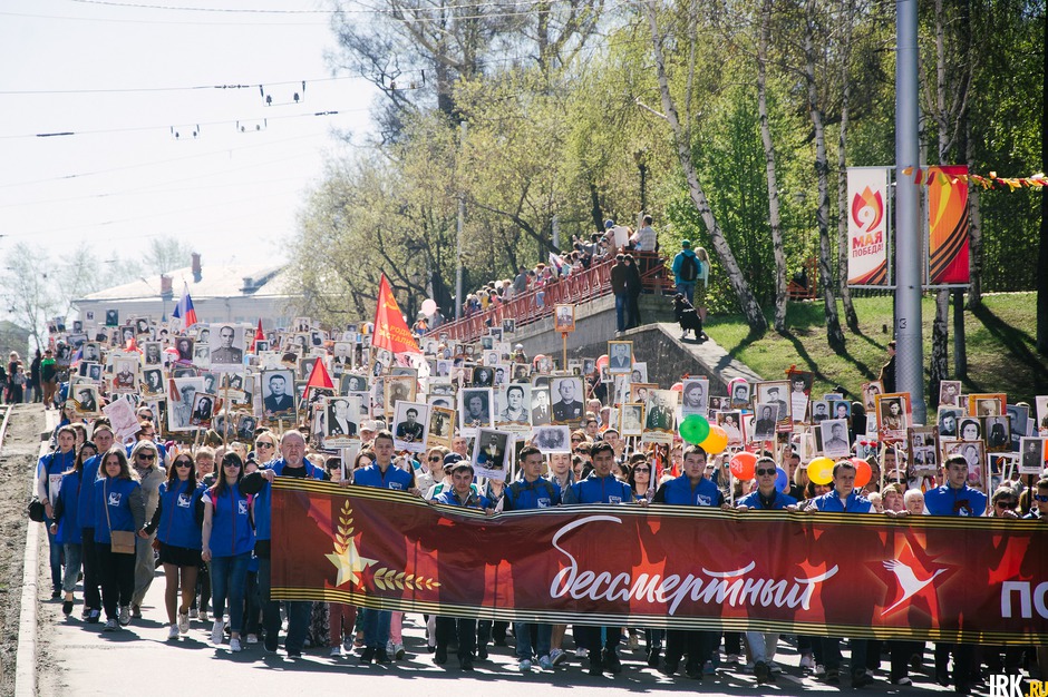 Колонна прошла от танка «Иркутский комсомолец» через Московские ворота до сквера Кирова.