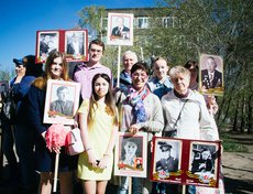 Виктория Лебедева приняла участие в «Бессмертном полку» со всей своей семьёй уже второй раз, с собой у них восемь портретов.