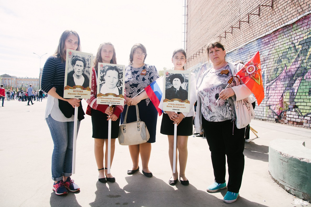 Ирина Степаненко и её сестра Светлана приехали из Максимовщины, чтобы принять участие в Бессмертном полку. Они несли портреты дедушек и бабушки. Один дед погиб на Курской дуге, второй был комиссаром на Московском фронте. Бабушка – труженик тыла.