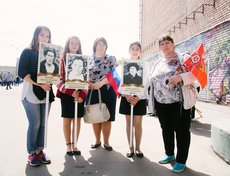 Ирина Степаненко и её сестра Светлана приехали из Максимовщины, чтобы принять участие в Бессмертном полку. Они несли портреты дедушек и бабушки. Один дед погиб на Курской дуге, второй был комиссаром на Московском фронте. Бабушка – труженик тыла.