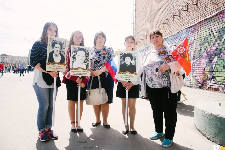 Ирина Степаненко и её сестра Светлана приехали из Максимовщины, чтобы принять участие в Бессмертном полку. Они несли портреты дедушек и бабушки. Один дед погиб на Курской дуге, второй был комиссаром на Московском фронте. Бабушка – труженик тыла.