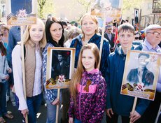 Александра (первая слева) участвует в акции впервые. В руках она держит портрет прадеда по бабушкиной линии Александра Ивановича Горбунова, который воевал на Белорусском фронте и был ранен два раза.  «Мы сегодня пришли, чтобы вспомнить историю семьи».