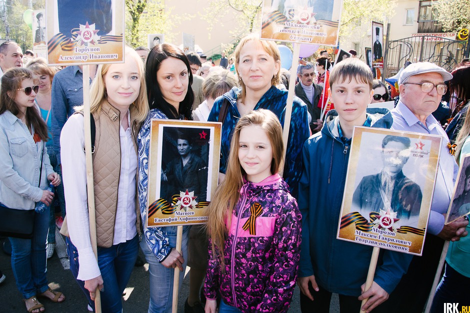 Александра (первая слева) участвует в акции впервые. В руках она держит портрет прадеда по бабушкиной линии Александра Ивановича Горбунова, который воевал на Белорусском фронте и был ранен два раза. «Мы сегодня пришли, чтобы вспомнить историю семьи».
